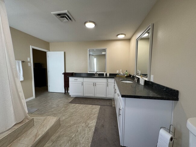 Building Photo - 3 Bedroom Furnished Home with UTILITIES INCLUDED with Courtyard Near the Colorado River 3-12 mont...