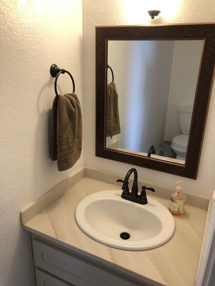 Building Photo - 2400 Lincoln Village Dr