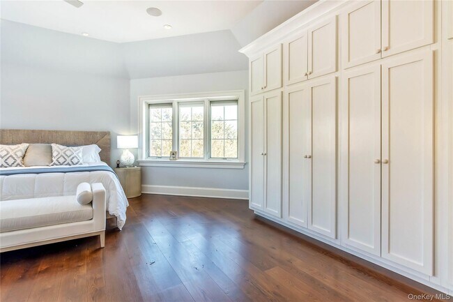 Building Photo - 695 Sound Dr