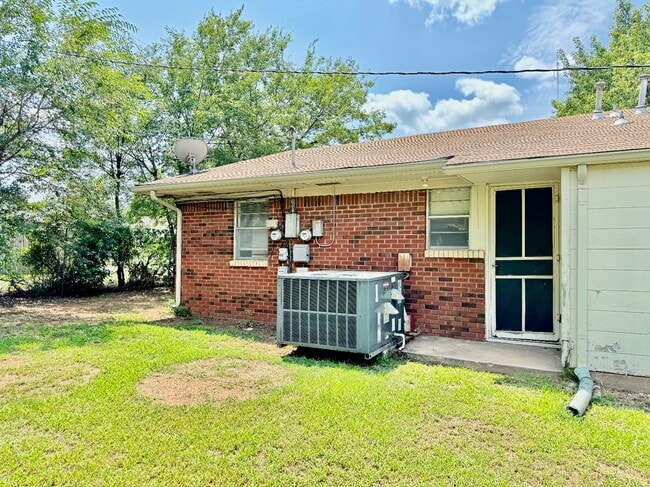 Building Photo - 528 N Baumann Ave