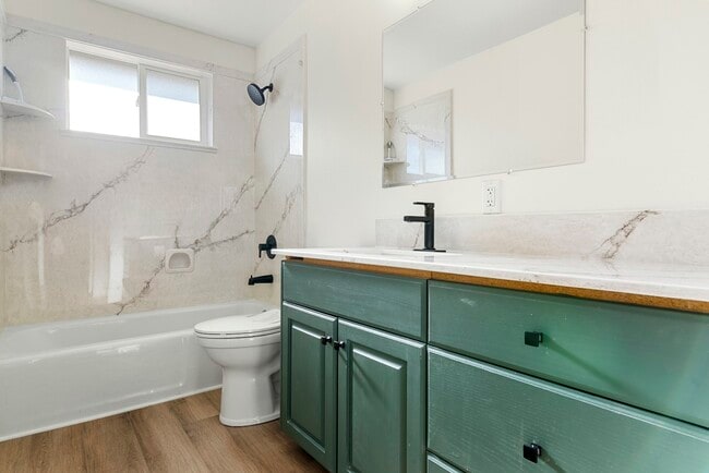 Building Photo - 1335 E Lester Dr