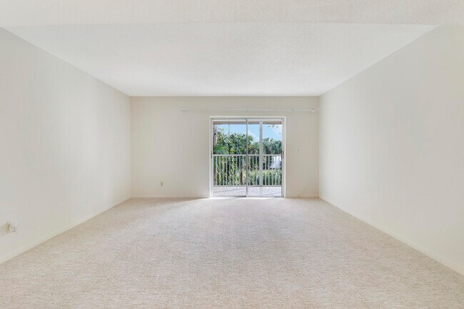 Building Photo - 18081 SE Country Club Dr