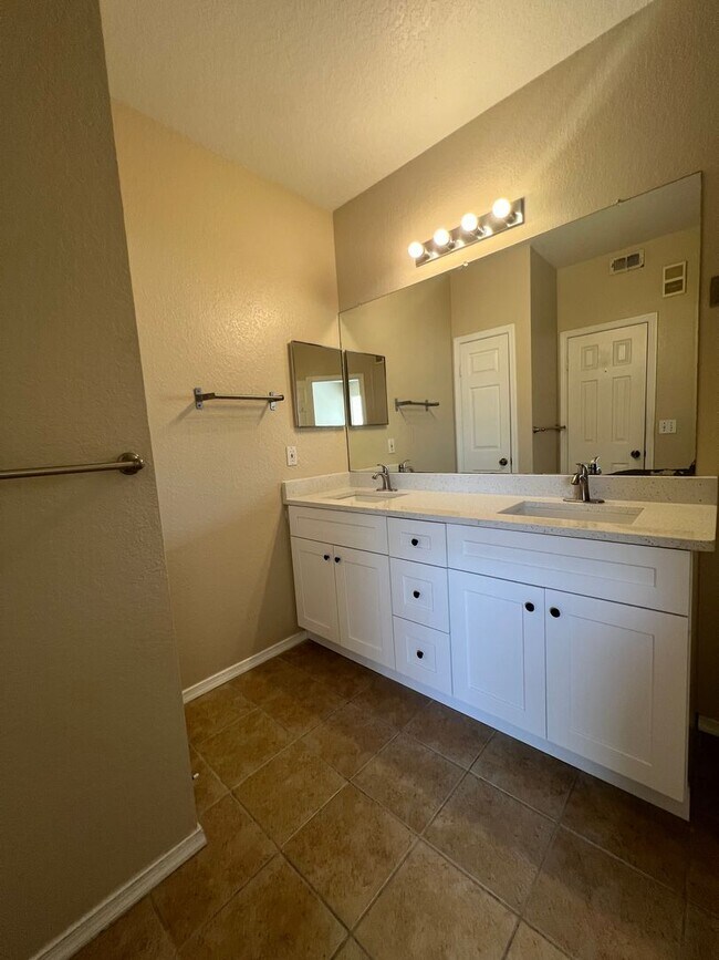 Building Photo - 2 BEDROOM 1 BATH CONDO REMODELED available...