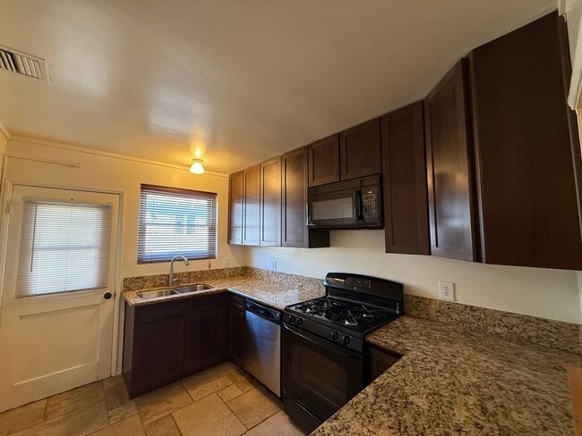 Building Photo - Adams Duplex -814/816 Rental Units