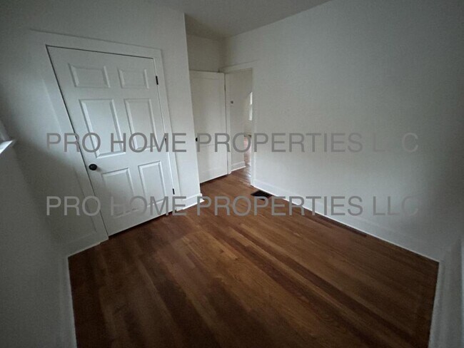 Building Photo - 400 Walton Ave