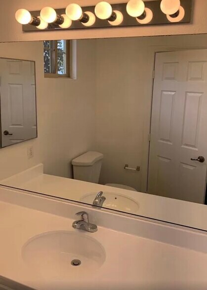 Building Photo - 1460 Rancho Rose Way