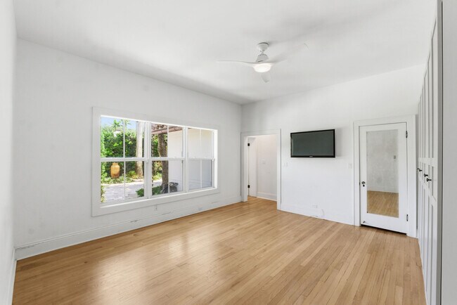 Building Photo - 1615 Monroe St