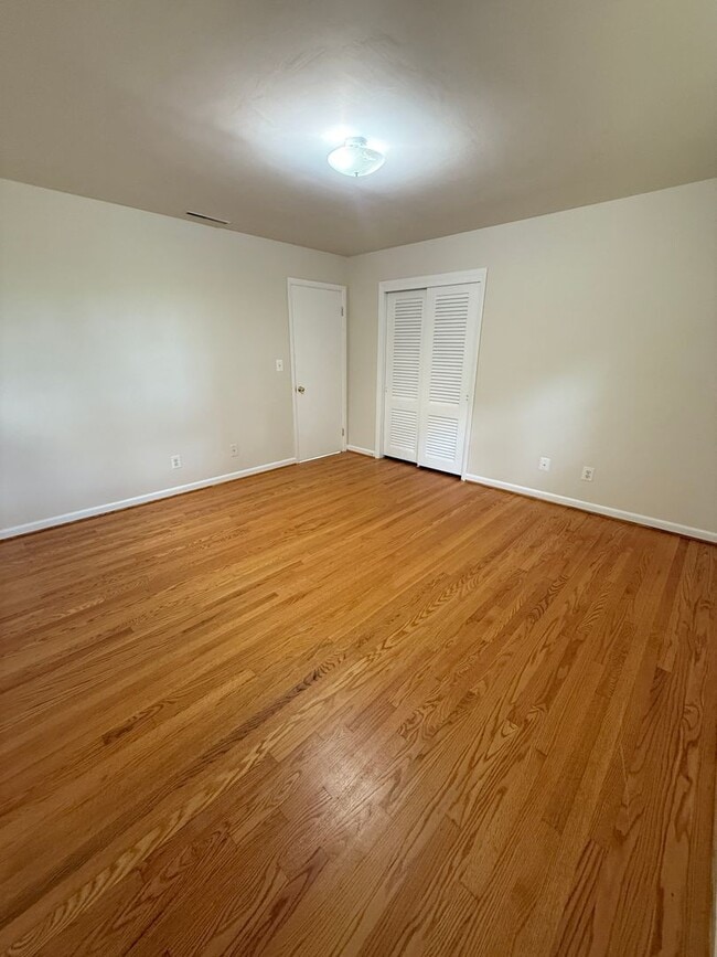 Building Photo - Bright & Spacious Home in the City