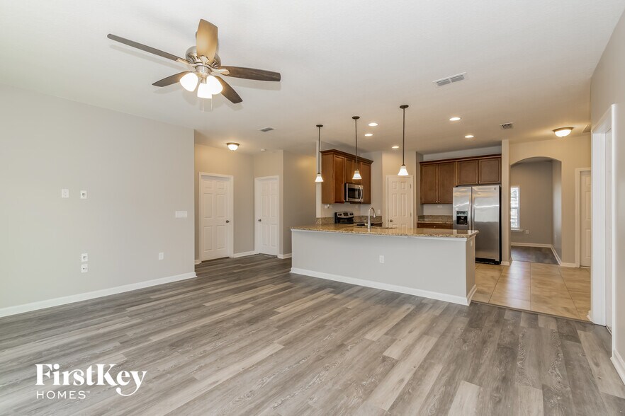 Building Photo - 15717 Spotted Saddle Cir