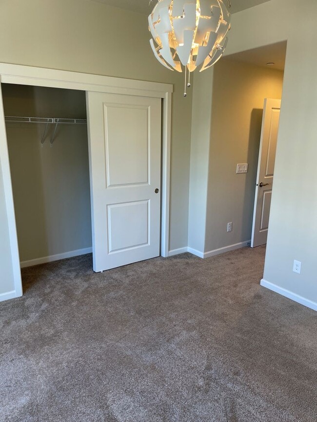 Building Photo - Bethany Townhouse