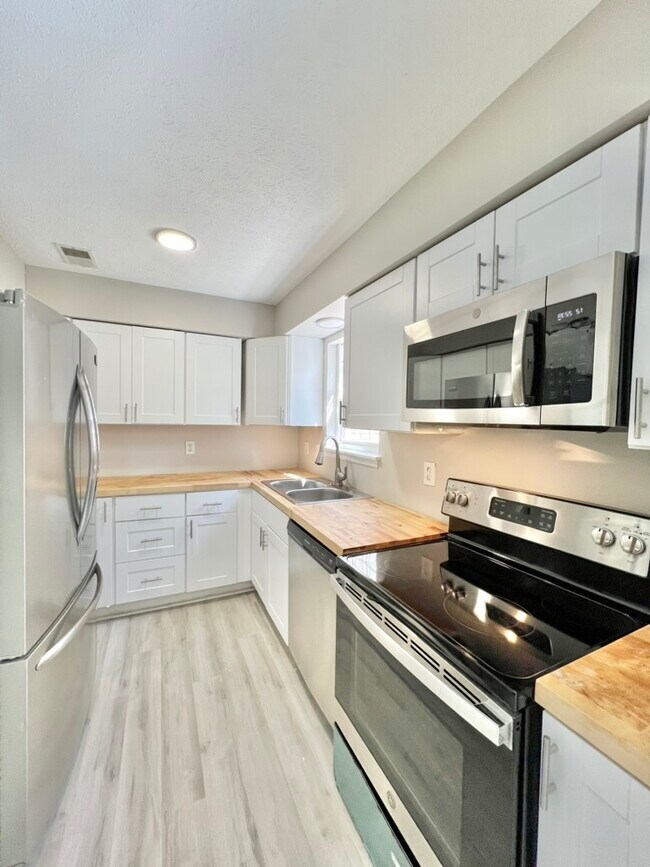 Building Photo - 1362 Dix Dr