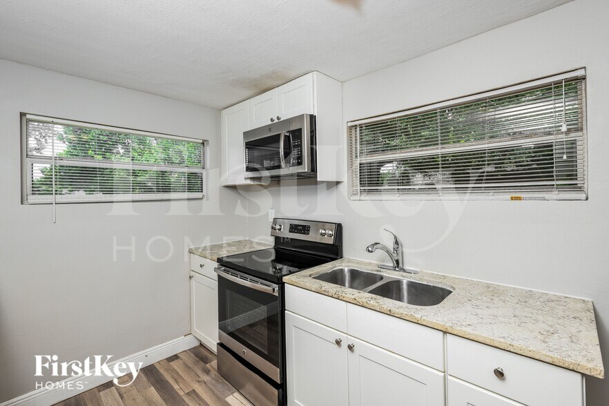 Building Photo - 611 Hewett Dr