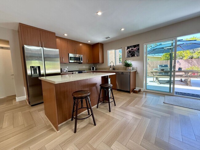 Building Photo - Luxury Furnished 4 Bedroom Home with Pool ...