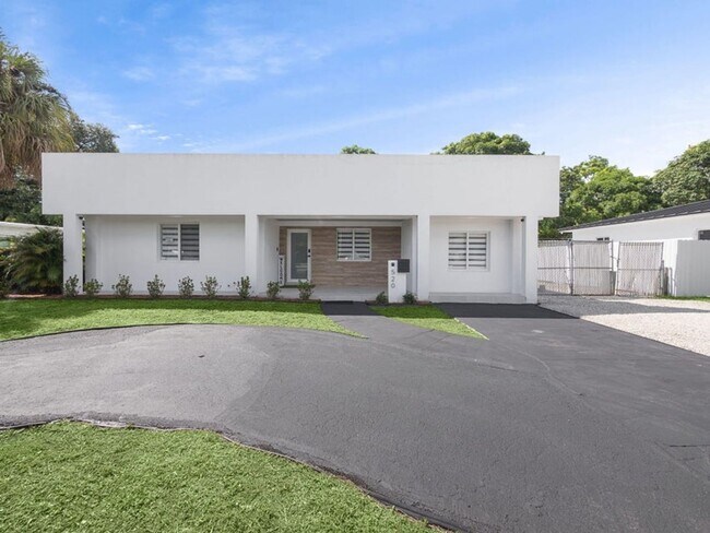 Building Photo - 520 NE 135th St