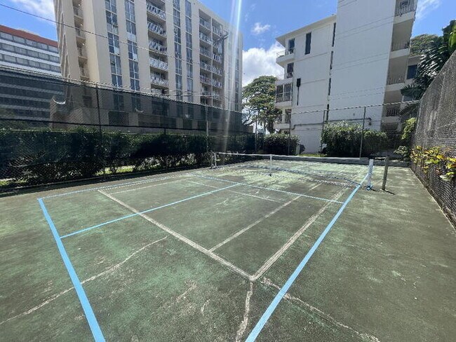 Building Photo - PUNAHOU TOWER 2/2/1 sec, W/D, pool, gym, s...