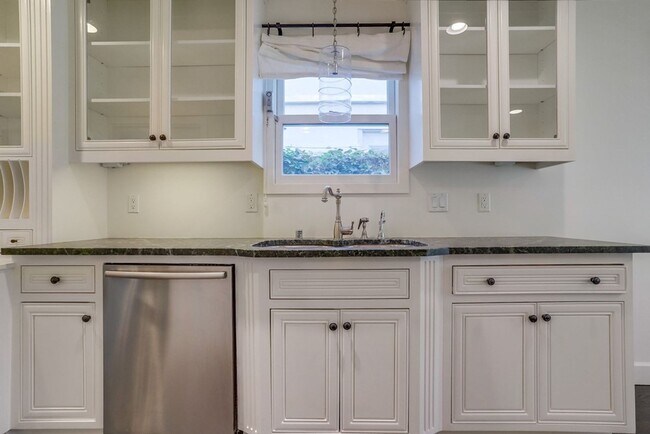 Building Photo - Beautiful 4 Bed/4 Bath Family Home w/pool - Upcoming and available in April!