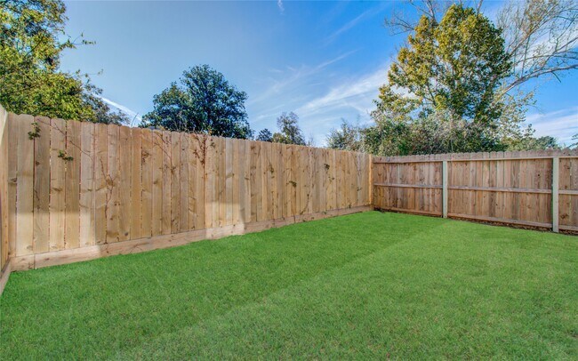 Building Photo - 837 S Victory Dr