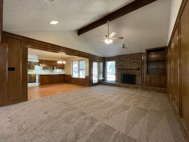 Building Photo - AVAILABLE NOW 3 BEDROOM 2 BATH HOME IN BUR...
