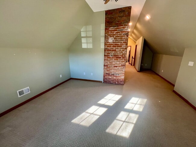 Building Photo - Charming Three Bedroom Home!