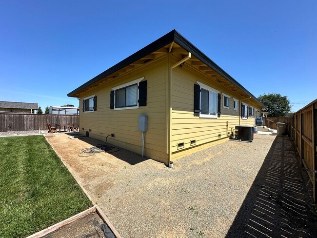 Building Photo - 4 Bedroom Home on Half Acre Lot