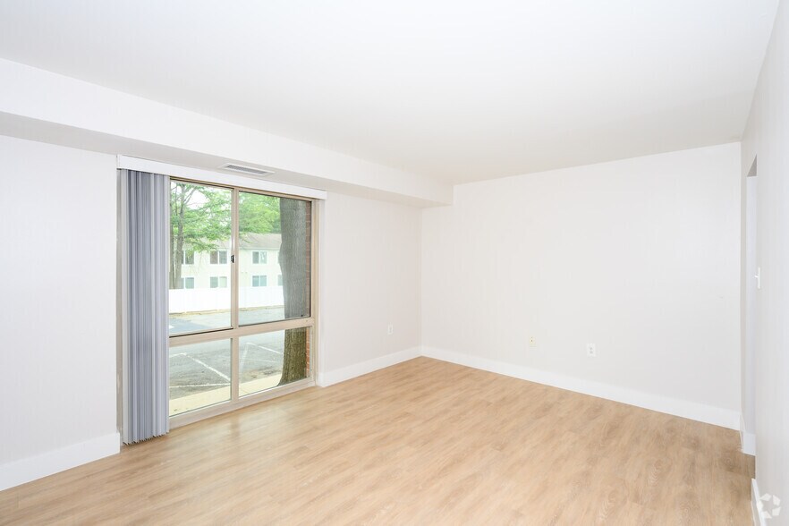 1BR, 1BA - 752SF - Bedroom - Lafayette Apartments