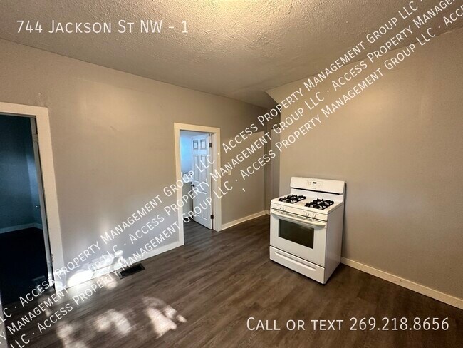 Building Photo - 744 Jackson St NW