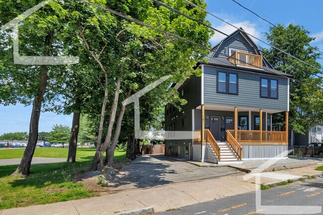 Building Photo - Huge 5 bed in Medford