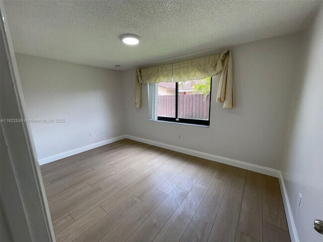 Building Photo - 1727 SW 136th Pl