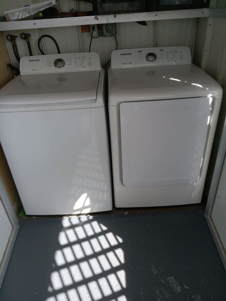 Building Photo - 619 Saxony M