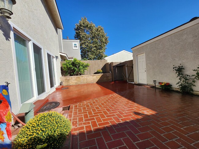 Building Photo - Bright & Beautiful Home Nestled Near Nature and Conveniences