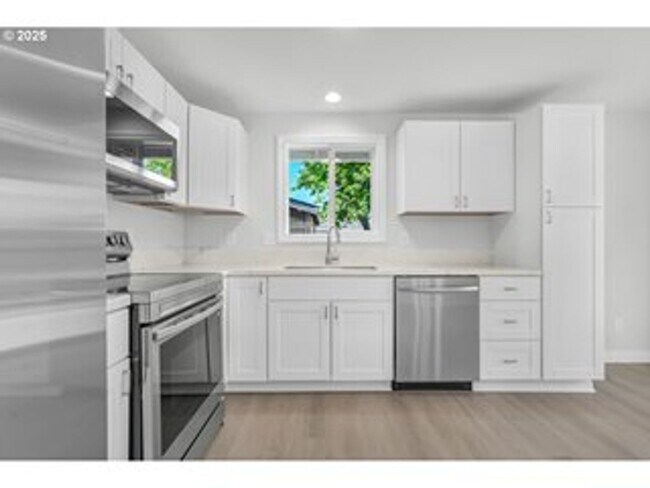 Building Photo - Beautifully Remodeled 3 Bedroom Home with ...