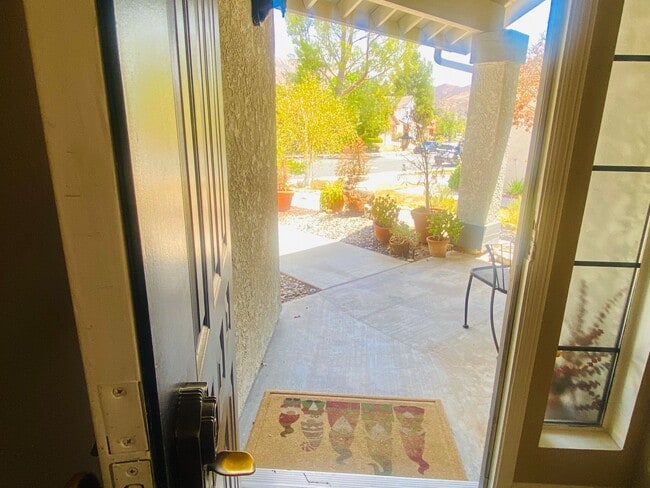 Building Photo - Calabasas Two-Story 4b/3b Beautifully & Mo...