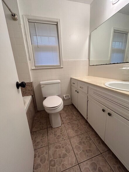 Master bathroom - 3737 Hunting Creek Rd