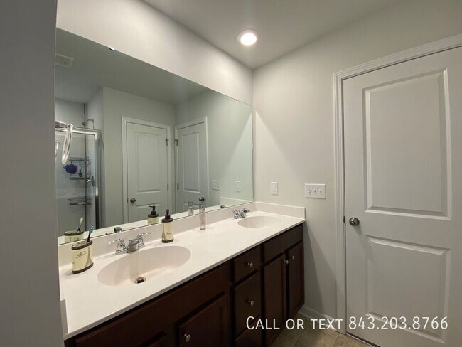 Building Photo - 219 Lazy River Ln