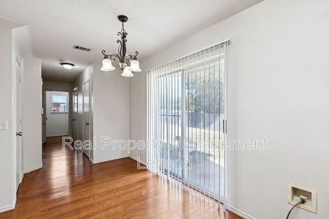 Building Photo - 1400 Caleo Dr