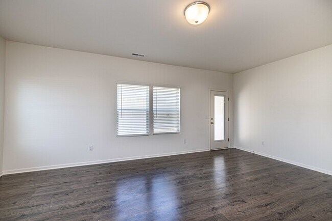 Building Photo - BEAUTIFUL 3 Bedroom Townhome Bonterra Vill...