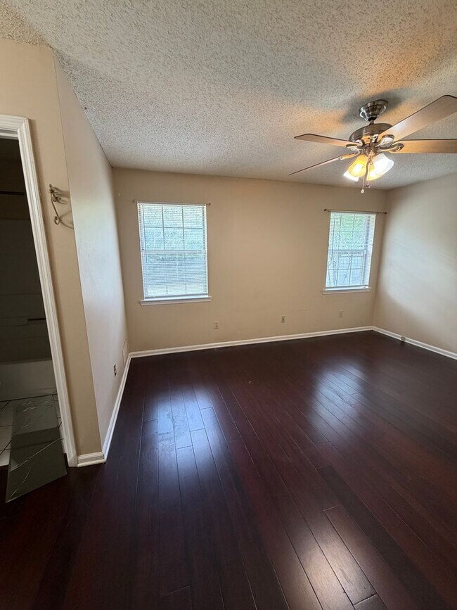 Building Photo - FOR RENT