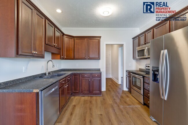 Building Photo - Amazing 3 bedroom home with attached garage!