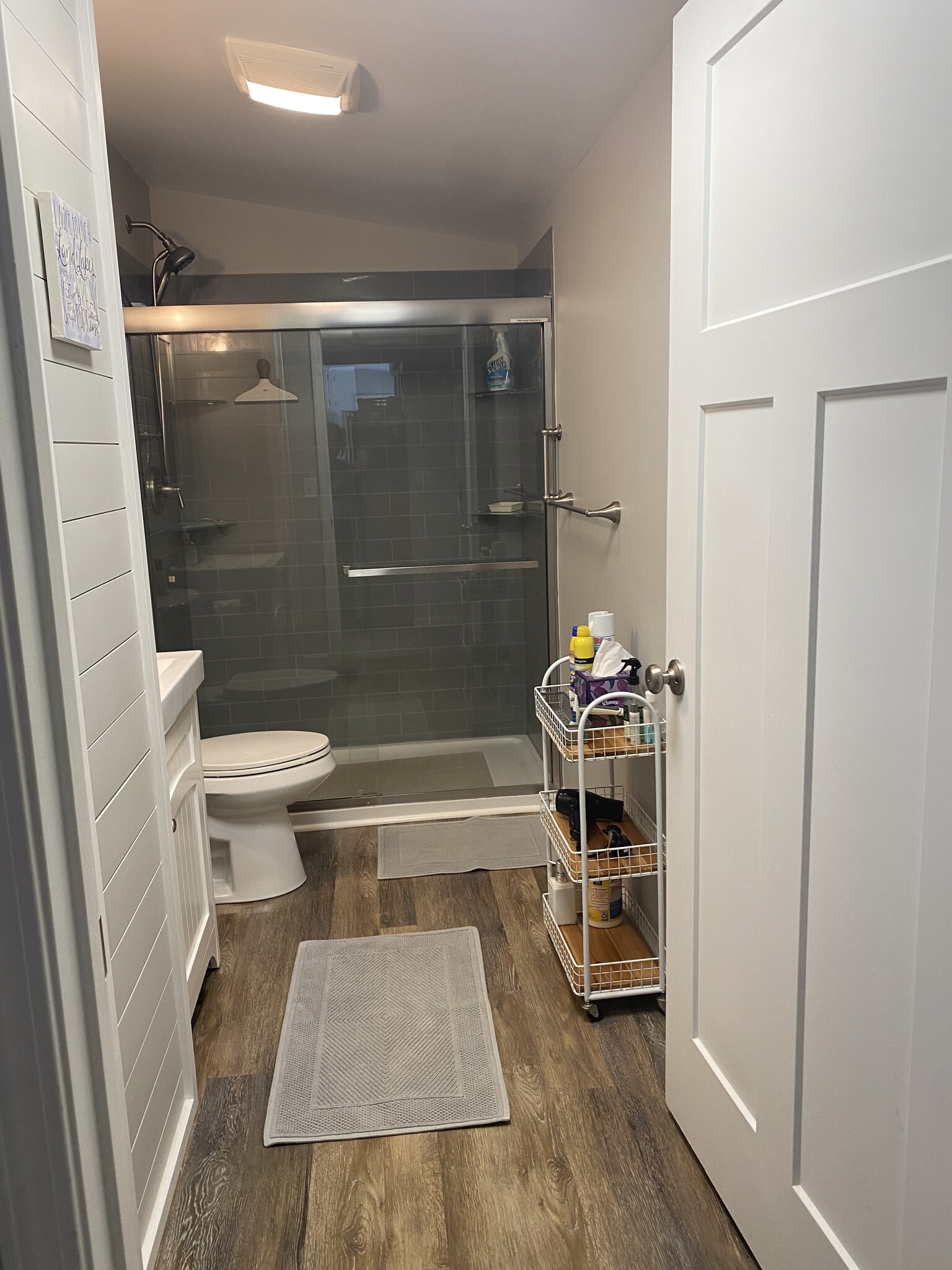 Main floor full bath - 710 Pine St