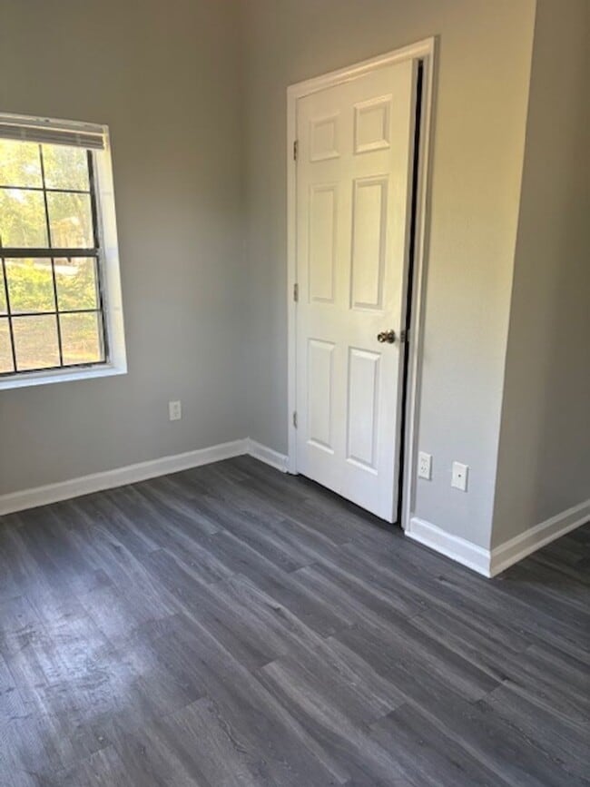 Building Photo - Cozy Three Bedroom, 1 Bath Home - Across t...