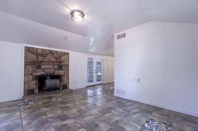 Building Photo - 2 bedroom charmer on W South for rent!