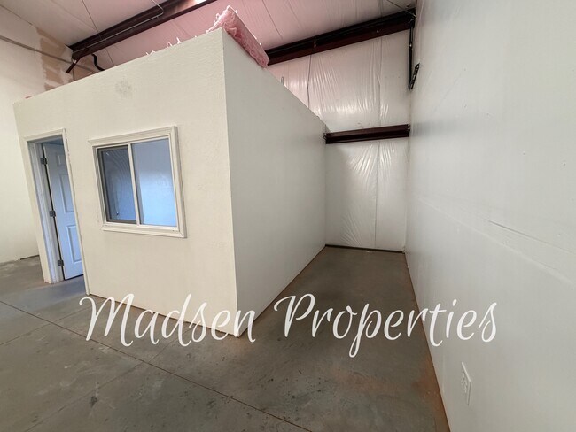 Building Photo - 1115 E Ewald Ct