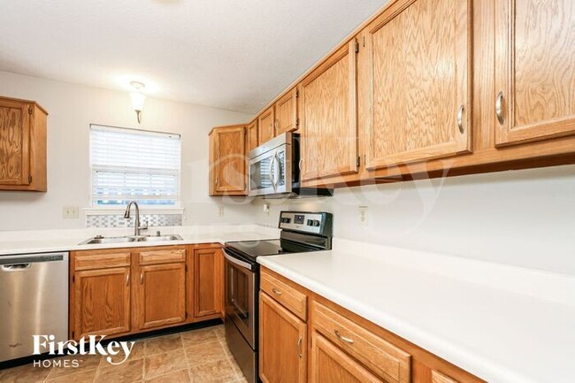 Building Photo - 557 E Pine Ridge Dr
