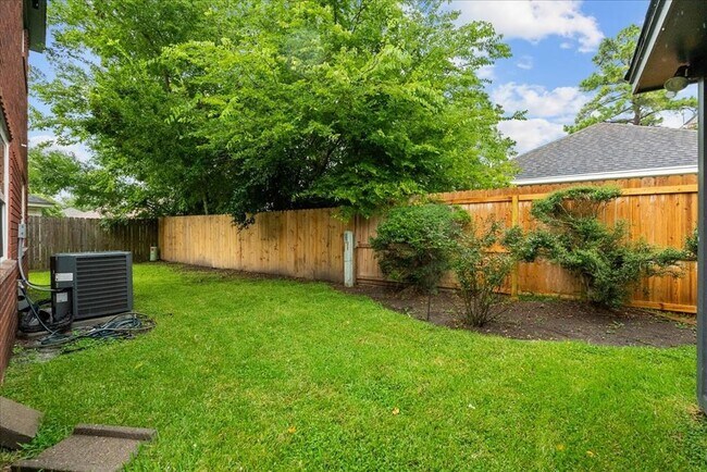 Building Photo - 2105 Murfield Dr
