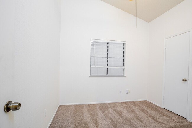 Building Photo - Spacious 3-Bedroom Single Family Home in S...