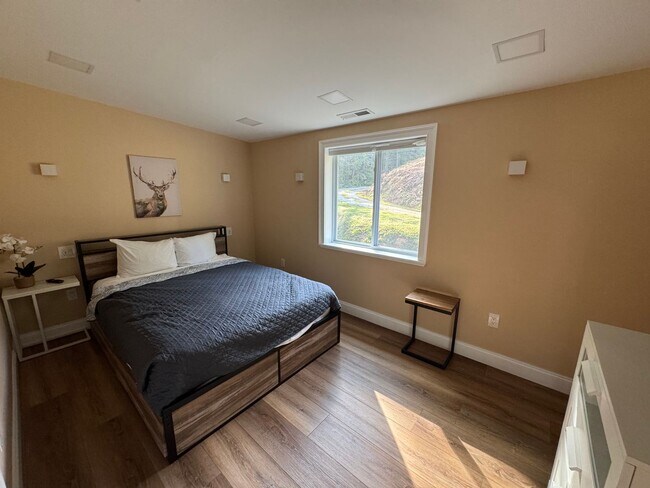 Building Photo - FIRST MONTH OF RENT FREE!!!!!!