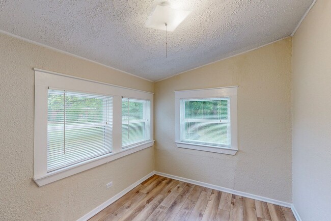 Building Photo - Available Mid-July! 3 Bedroom Home for Lea...