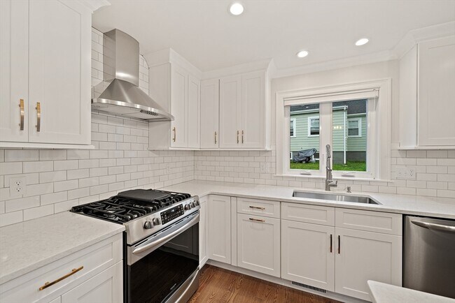 Building Photo - 15 Lakeview Ave