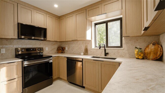 Building Photo - 1221 Biarritz Dr