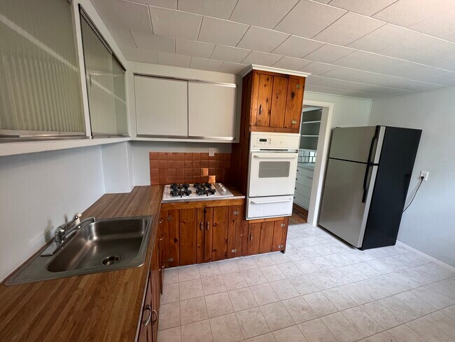 Kitchen - 2602 W John St
